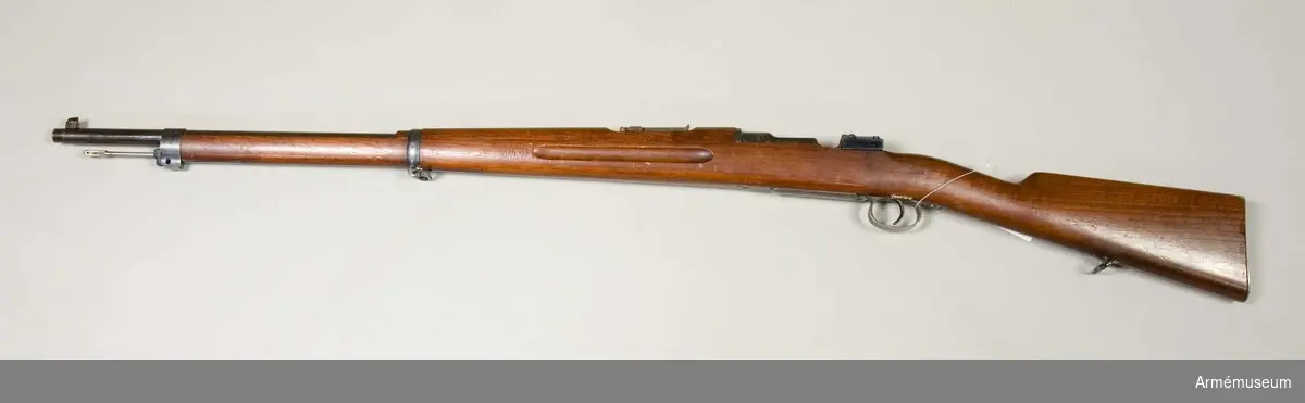 Grupp E II f.
Stämplat "Karl Gustafs stads gevärsfaktori 1899". Mausers system 6,5 mm. För kammarskjutning.