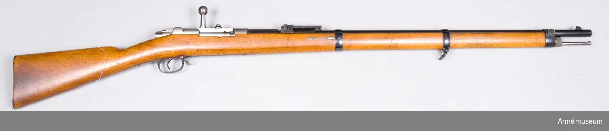 Grupp E II
Modell Mauser. Gevär med framstocksmagasin. Tillverkat av Waffenfabrik Mauser, Oberndorf a/Neckar, Deutsches Reich.

Samhörande nr AM.33656-7