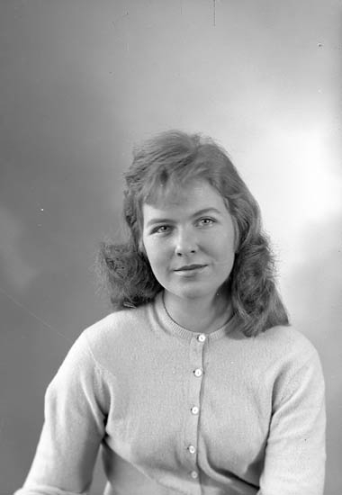 Enligt fotografens journal nr 8 1951-1957: "Lindqvist, Fr. Monica Stenungsund".