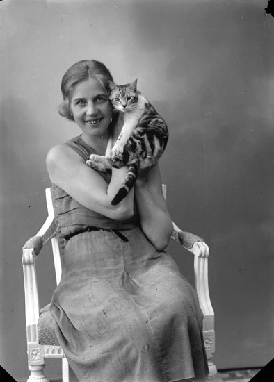 Enligt fotografens journal nr 6 1930-1943: "Adolfsson, Fru (med katt)".