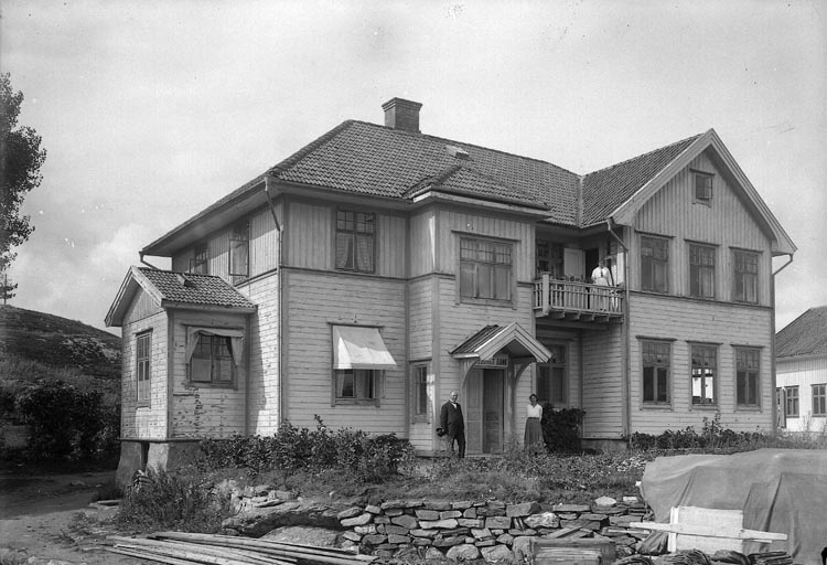 Enligt fotografens journal nr 4 1918-1922: "Banken, Svanesund".
Enligt fotografens notering: "AB Göteborgs Bank, Svanesund, Pastor Bergö, Maria Olsson".