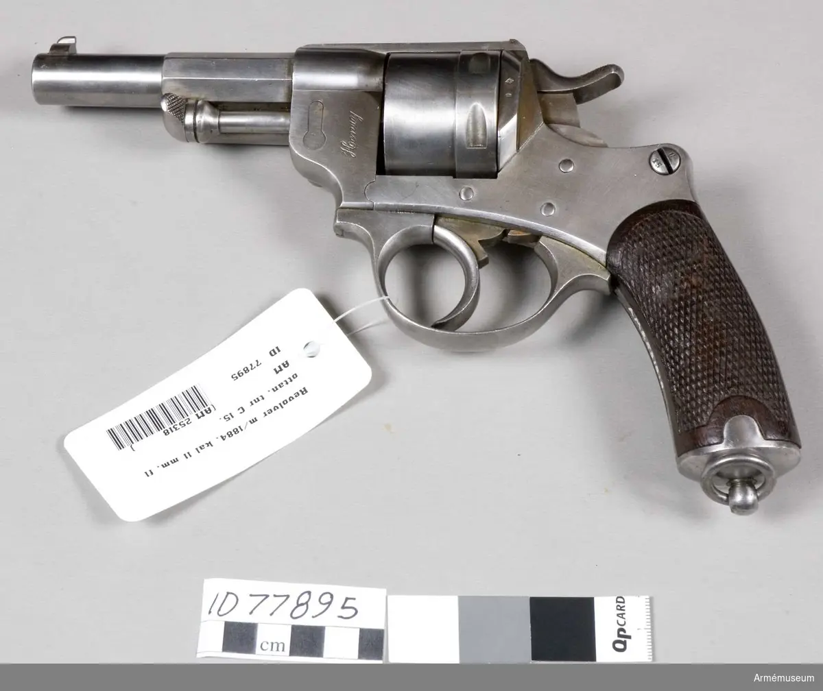 Grupp E III f.
Märkt "G 15" och "Henry". Revolvern har sex spiralräfflor och en räffelstigning av ett  varv på 32 kaliber. Krutladdning om 0,8 g. Kulvikt: 12,8 g. V:25 = 200 meter.
