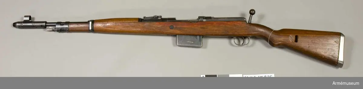 Grupp E IV.
Halvautomatisk gevär m/1941, Tyskland. Kaliber 7,92 mm. Tillverkningsnummer 3022.