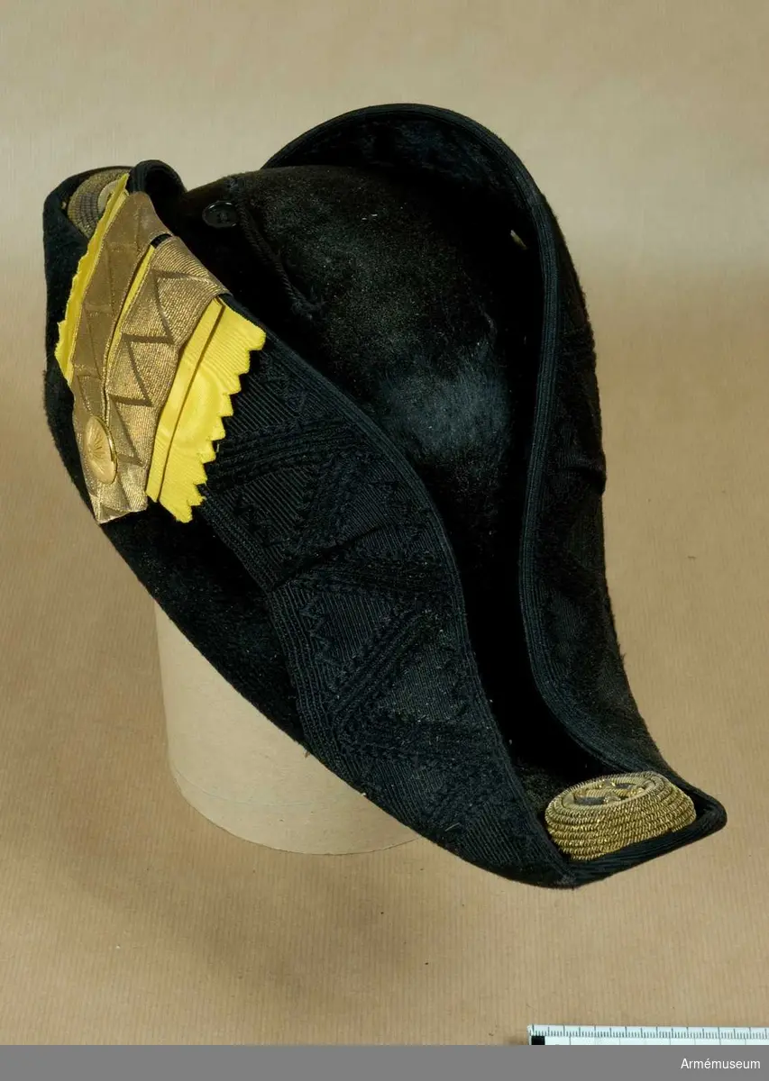 Grupp C I.
Trekantig hatt m/1854-59 för officer vid Fortifikationen.