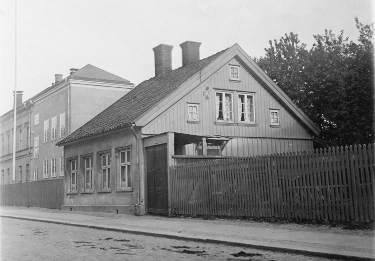 Kungsgatan i Uddevalla. 
Läroverket(Agnebergsskolan) i bakgrunden.