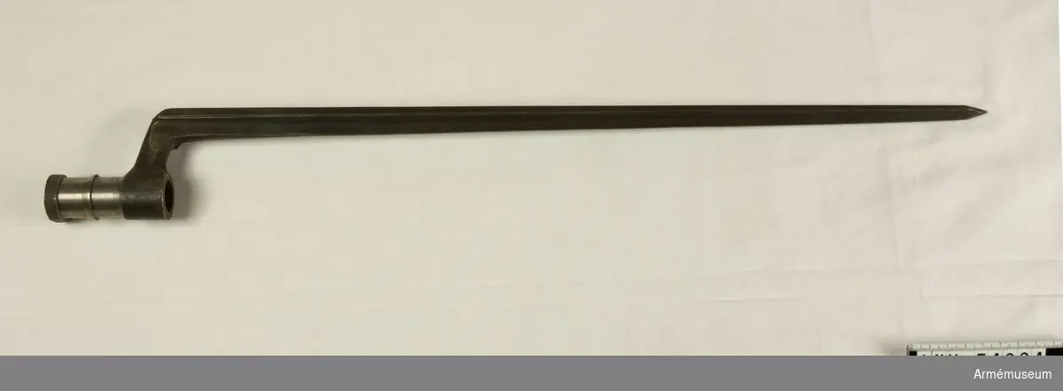 Grupp E VIII. 
Nr 12 (av 20) i tillverkningsordningen.
Gevärsdel till 1867 års gevär m/1867, en av c:a 400 delar.  