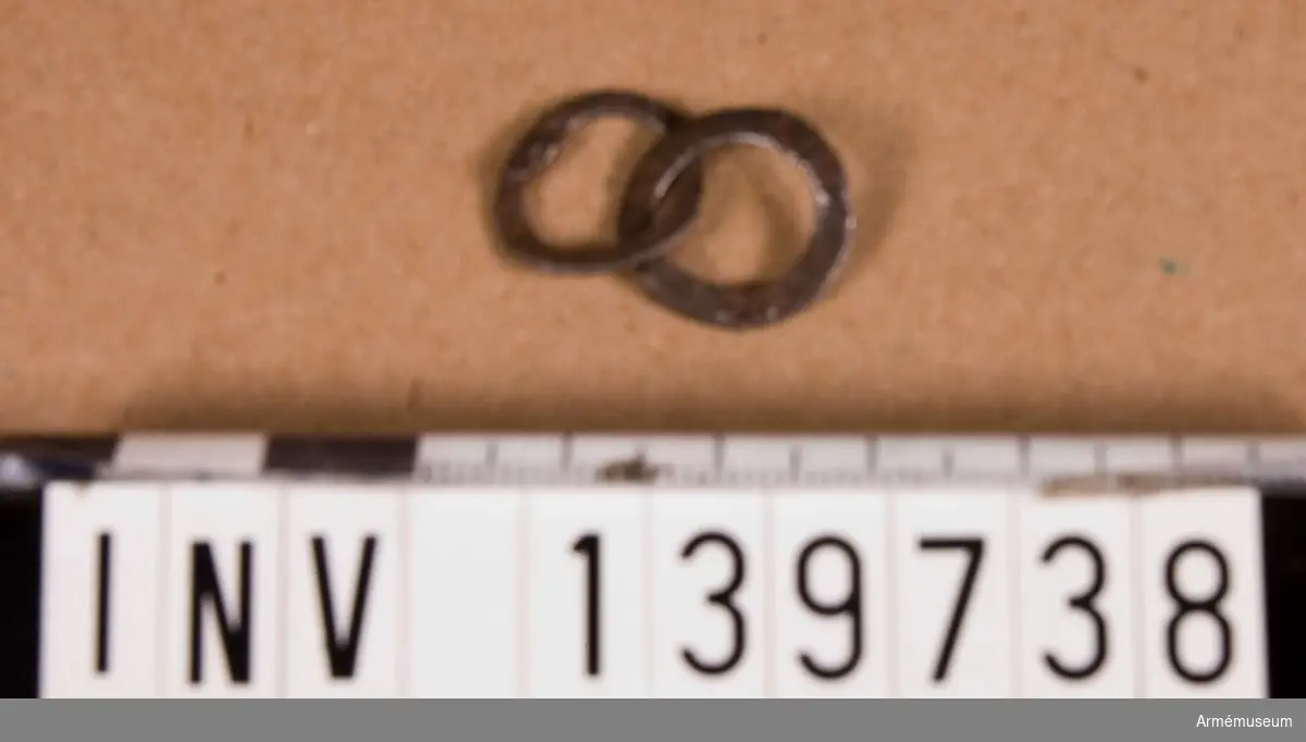 Grupp D IV. 
På en del av de flata ringarna finns arabiska bokstäver. Varannan rad har en mönstrad ring.