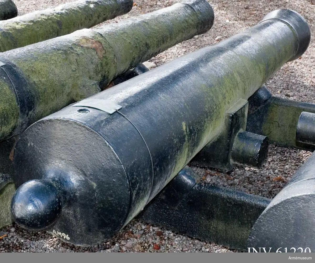 Grupp F I.
Kanonen av järn. Helvigs projekt 1803. Märkt: Kammarstycket VI-VIII-V-I-(?), vänster tapp 1803, höger tapp B, (kan vara ligatur av D och B).