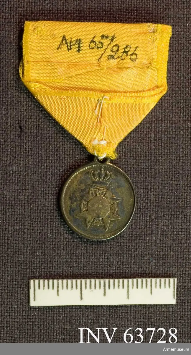 Grupp M II. 

Medalj med gult band, troligen sekundärt.

Karl XIII.