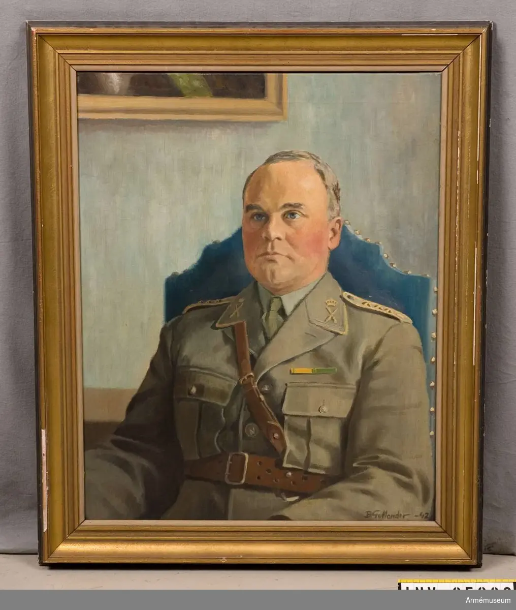 Grupp M I.
Porträtt föreställande P. D. A. Janse, avgående chef för Gotlands regemente, utfört av Bertil Gullander 1942.
Samhörande oljeförgylld träram.