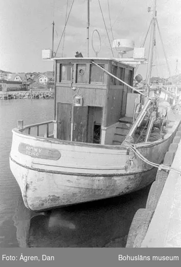 Motivbeskrivning: "Bebyggelse på Hälsö, Hälsö hamn fiskebåtar."
Datum: 19800502