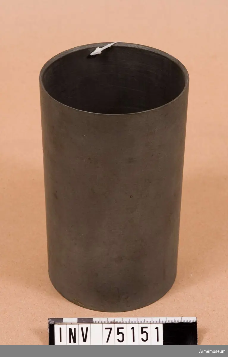 Grupp F:III.(överstruken) V. 
Schamplun av zink för färdiga laddningar till refflade framladdningskanoner m/1863 av 10 cm kaliber för mindre laddning.
