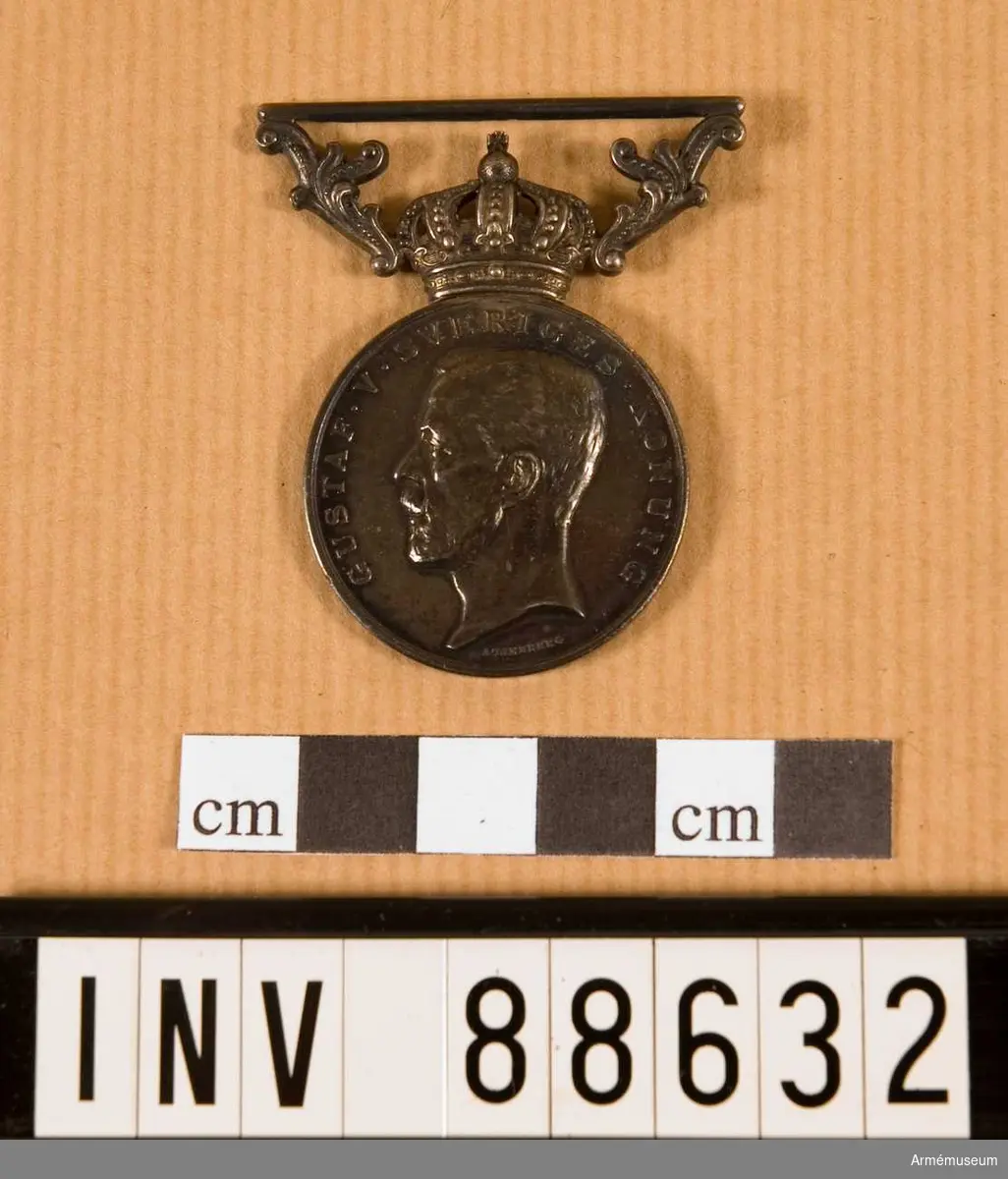 Förtjänstecknet tilldelat E. Gråå. Medaljen låg i käppi AM 88628. 