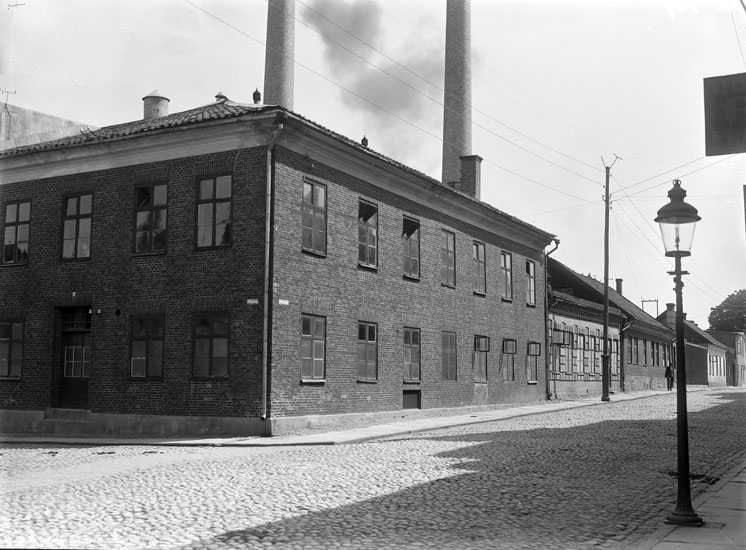 Enligt tidigare noteringar: "Exteriör av Uddevalla Tändsticksfabrik, hörnet av Sillgatan-Kungsgatan."