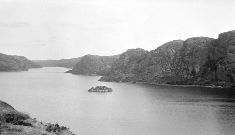 Enligt senare noteringar: Tosterödsvattnet från sluttningen av Önnekullen. 22 Augusti 1922.