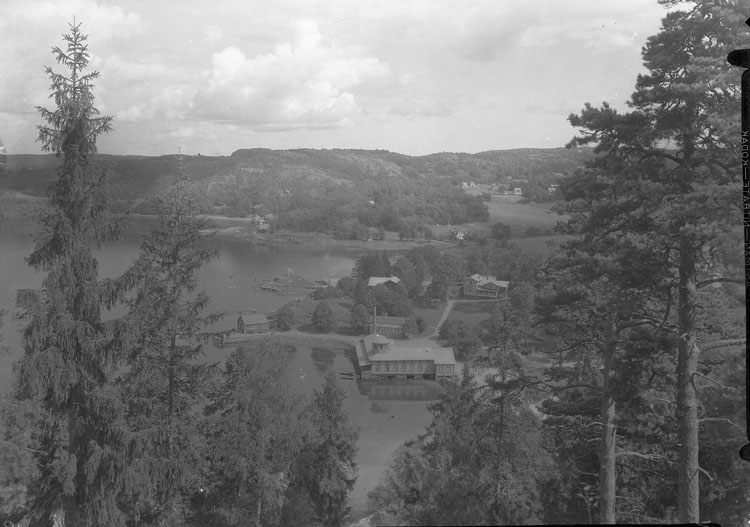 Uppgift enligt fotografen: "Uddevalla. Gustafsberg, Utsikt från Knapets utsikt."