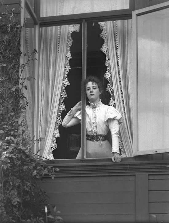 Kvinna i ett öppet fönster