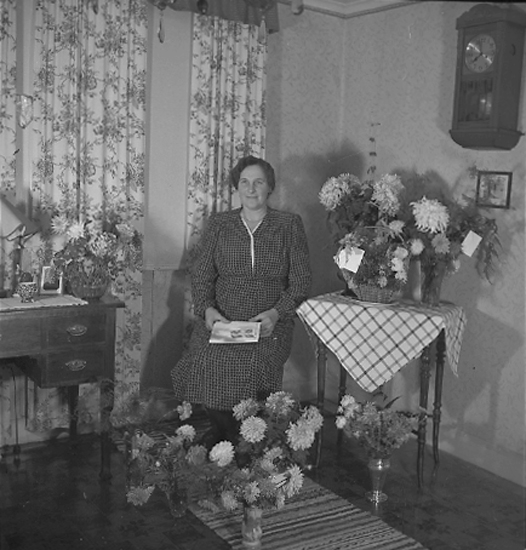 Text till bilden: "Fru Karlsson, Kronbergsgatan 22. 50 år 1945.10.09".