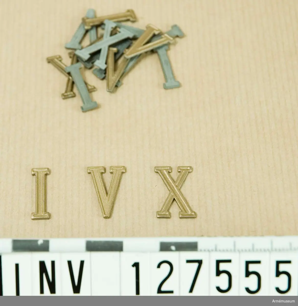Romerska siffror, X (10), V (5) och I m/1939 för fördelningsförband. 
Lådan innehåller en större mängd av varje siffra.