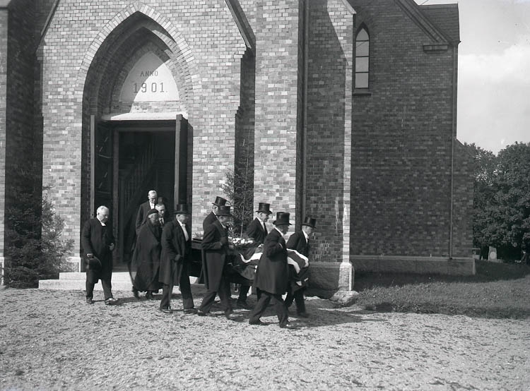 Text till bilden:"Majvor Falséns stoft bärs ut ur Ljungs kyrka".