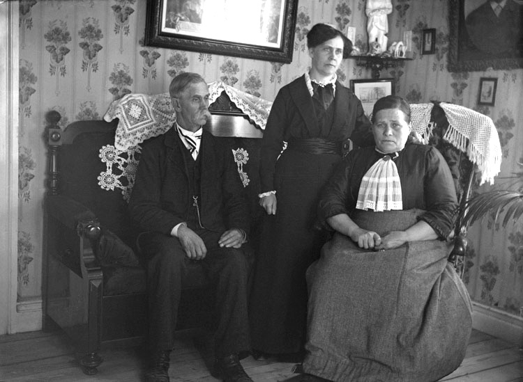 Enligt senare noteringar: " Herr och fru Johansson och Frida Carlsson, Stigen. Taget hos bryggmästare Johanssons, 31/8 1915."