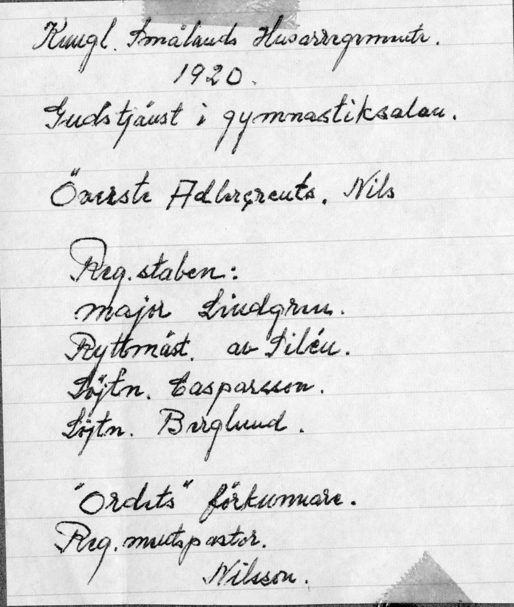 Smålands husarregemente K 4 håller gudstjänst i gymnastiksalen 1920. Bå bilden syns bland andra överste Nils Adlercreutz, major Lindgren, ryttmästare af Silén, löjtnant Casparsson, löjtnant Berglund, regementspastorn Nilsson.