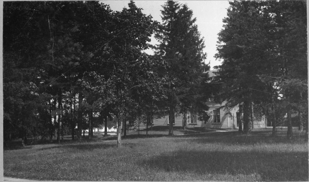 Träbyggnad på Älvsborgs regementes, I 15, övningsplats Fristad hed. Till vänster bakom byggnaden skymtar ett tältläger.