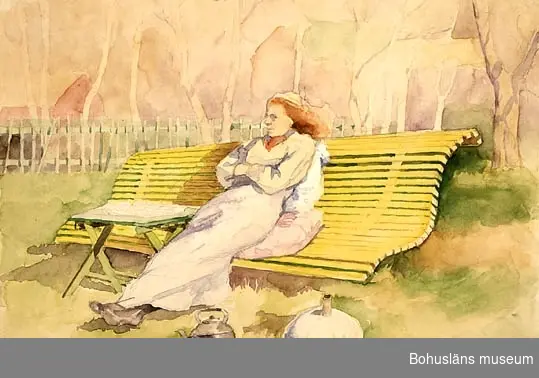 Kvinna sittande på trädgårdssoffa