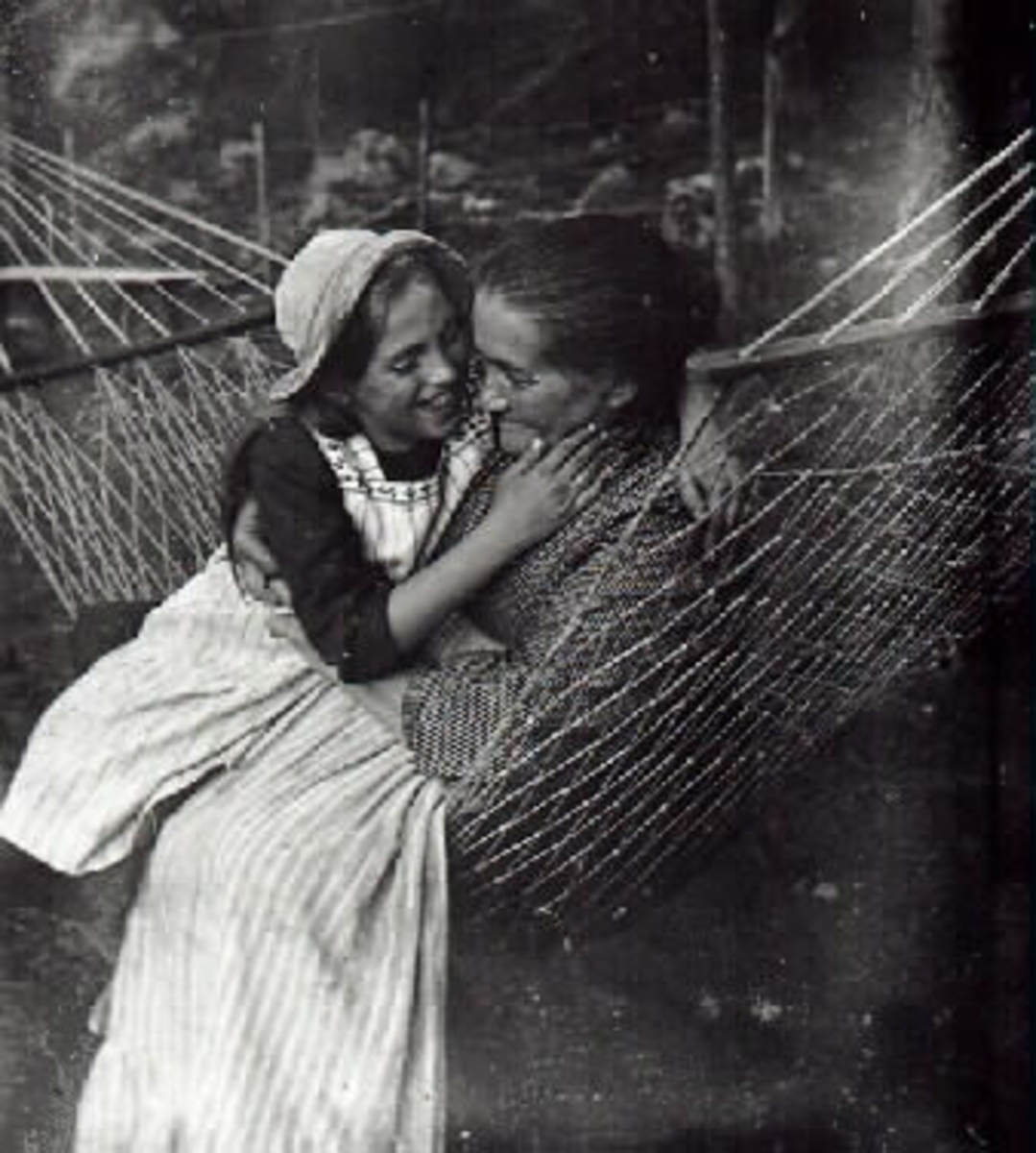 En gumma och en flicka som sitter i en hängmatta.