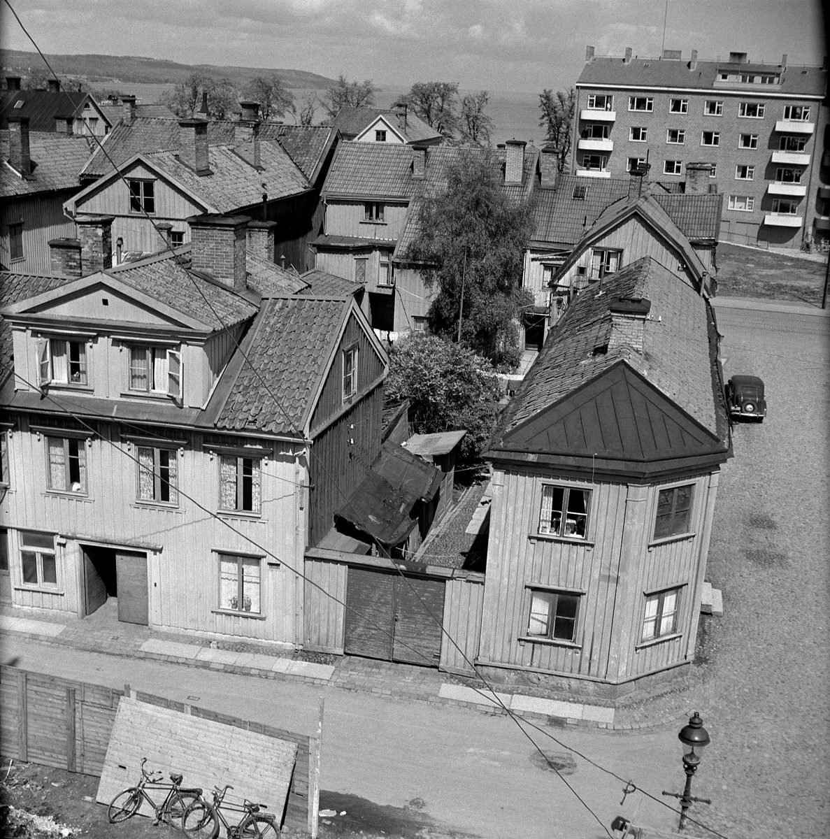 Bebyggelse i Jönköping. I förgrunden trähus vid Kanalgatan nr 57 och 59 och i bakgrunden ett nyare tegelhus vid Norra Strandgatan 76.