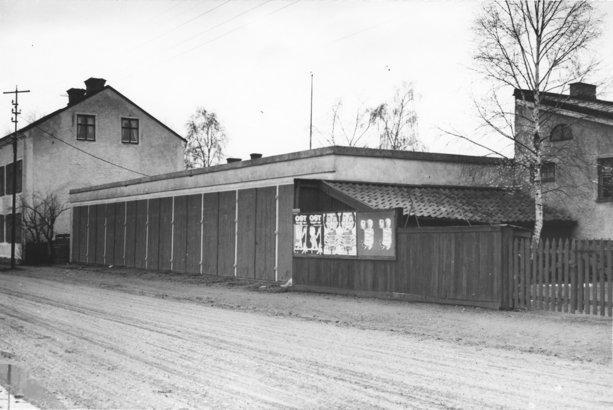 Enköping, kvarteret Bleckslagaren 2, Östra Ringgatan 28, garagelänga, vy mot väster