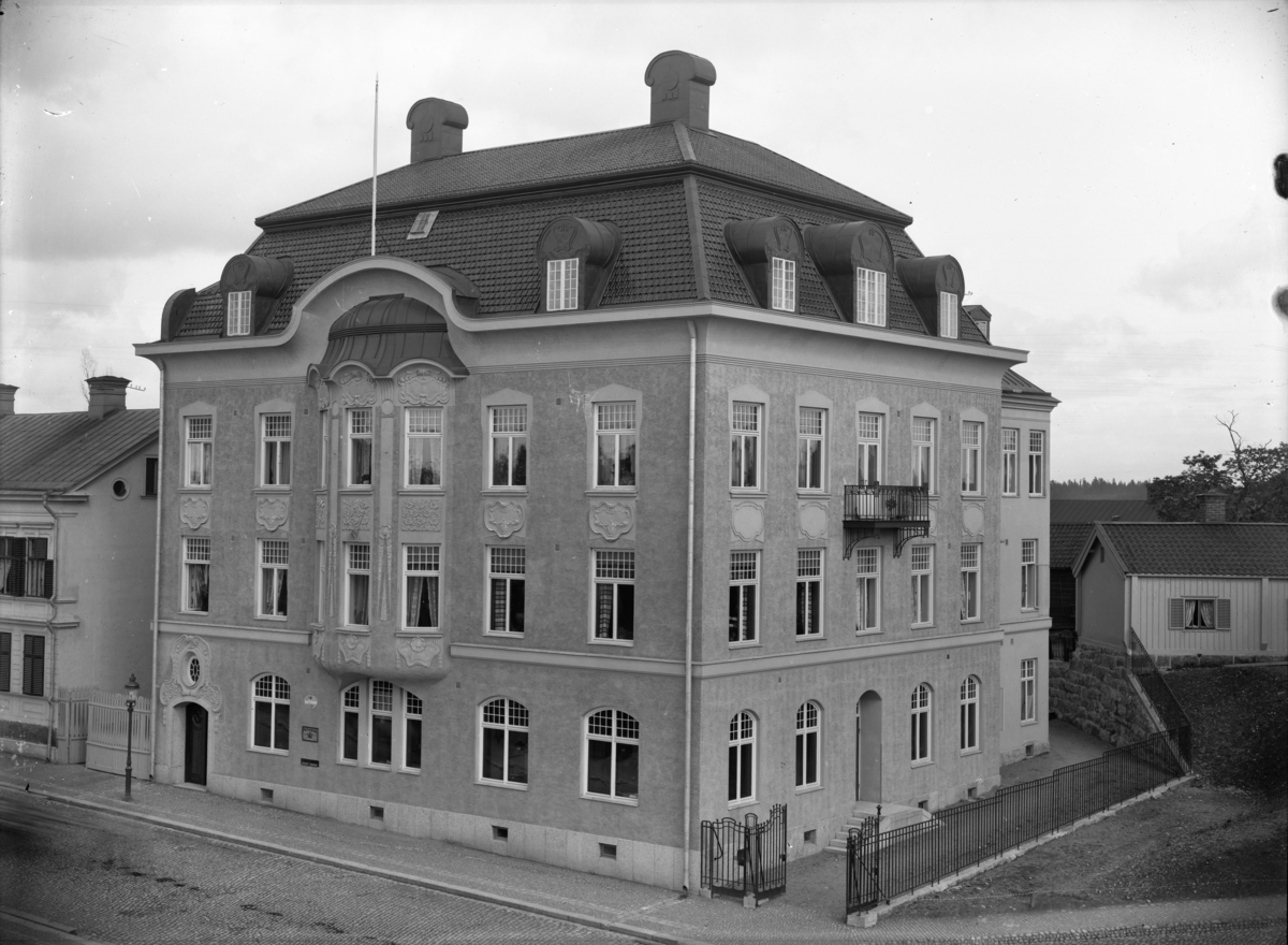 Direktör John Johnsons (1856-1938) hus, Kyrkogatan 9, Enköping, vy från väster, tidigast 1905. Vid tiden postkontor i nedersta planet.