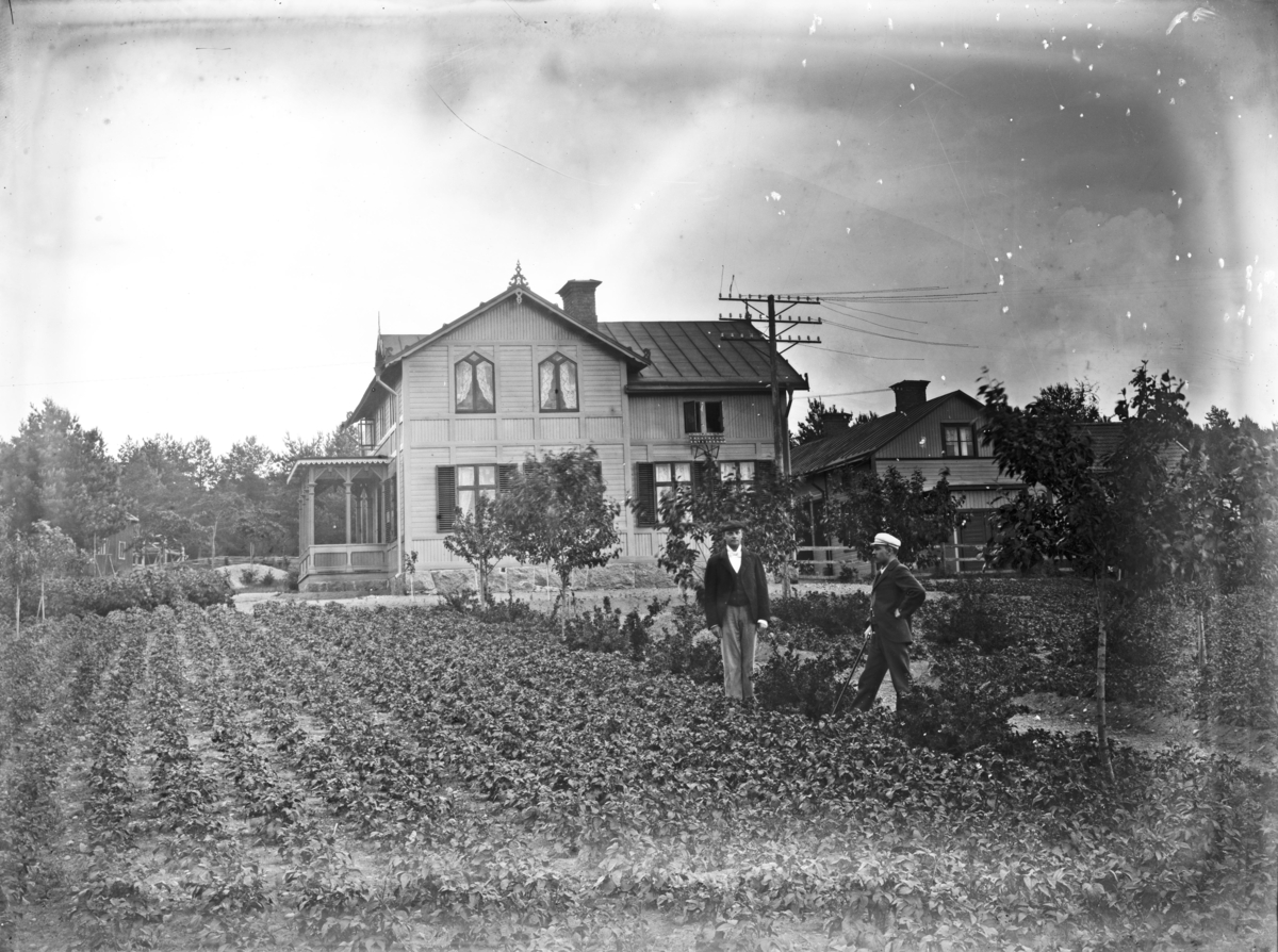 Fru Erika Lönnqvists f. Mallmin (1848-1920) gård 1896-1917, Stockholmsvägen 3 - Fannagatan 38, Fanna, Enköping, vy från sydväst.