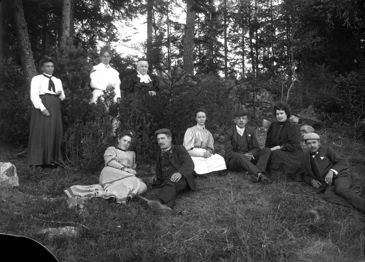 Grupp i skogsbacke, oidentifierad, troligen 20 september 1907