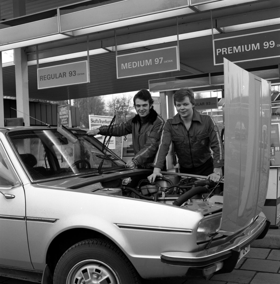 Personal hos Shell bensinstation i Huskvarna till höger Göran Sandahl och vänster Tony Johansson.