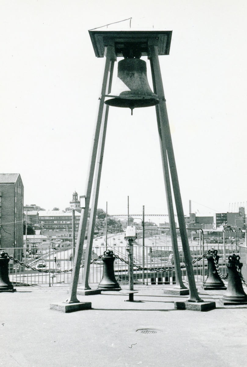 Onsala, Nidingen. Mistsignalklockan uppsatt 1766. Sedan 1946 uppställd vid Sjöfartsmuseet i Göteborg. Foto Mats Folkesson maj 1978.