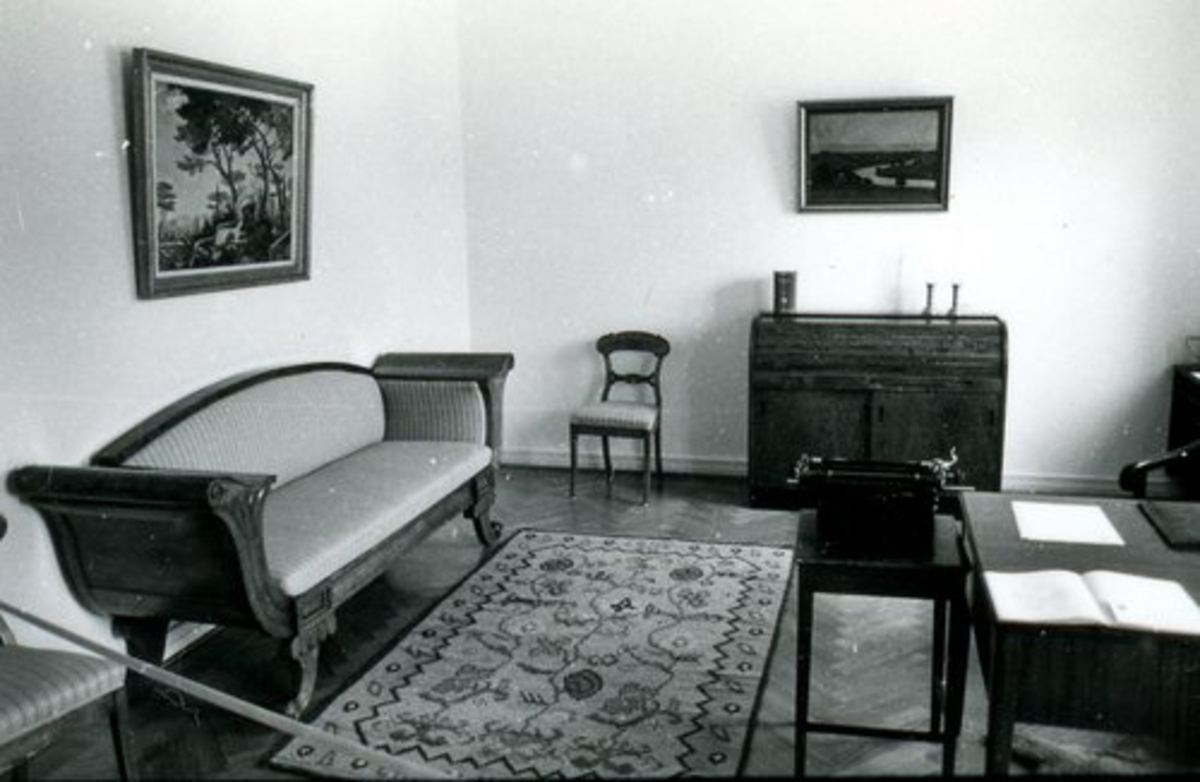 Axel Malmquists tjänsterum rekonstruerades för minnesutställningen över densamme sommaren 1985 i Laholms rådhus.
