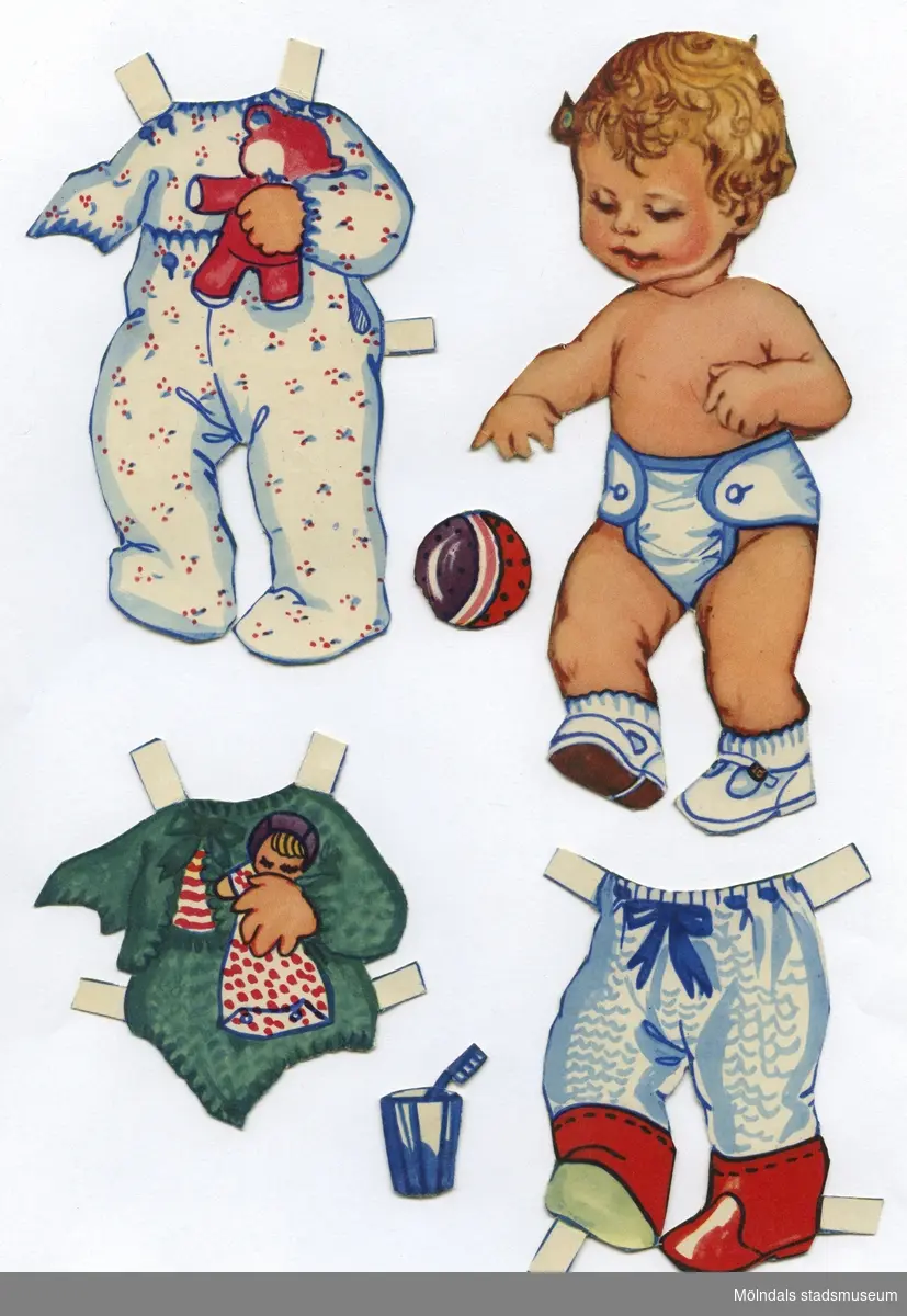 Pappdocka med kläder och tillbehör från 1950-talet. Docka och kläder är märkta "Karl Gustav" på baksidan - dockans namn. Dockan föreställer ett litet barn, iklädd tygblöja, strumpor och skor. Garderoben består av lekdräkt, sparkdräkt, "stickade" plagg, pyjamas, samt regnkläder med tillhörande huvudbonad. I materialet finns också tillbehör, såsom bil, anka, boll och tandborste i glas. Docka och kläder förvaras ihop med annan pappdocka (MM 04660), i brunt kuvert märkt "Karl Gustav" och "Nalle Björn". Ursprunligen kommer kuvertet från Familjebidragsnämnden för Göteborgs stad, poststämplat 1955. Familjebidragsnämnden gav ekonomiskt stöd till familjer där försörjaren var inkallad i det militära, från ca 1940 och framåt, in i 1960-talet. 