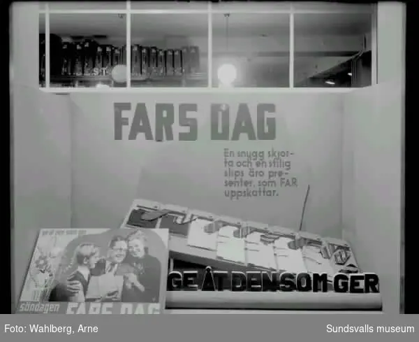 Lalanders herrekiperings skyltfönster, Storgatan 7.
Fars Dag 1936.
