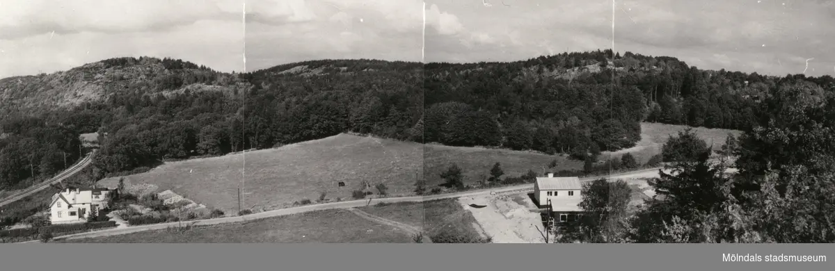 Lackarebäck: Gunnebogatan, Boråsbanan och Rallarberget (nu platsen för Lackarebäckshemmet) cirka 1945.