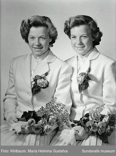 Porträtt med tvillingarna Rut-Marie och Anne-Marie Edbom. Konfirmation. Tre olika varianter på samma motiv.