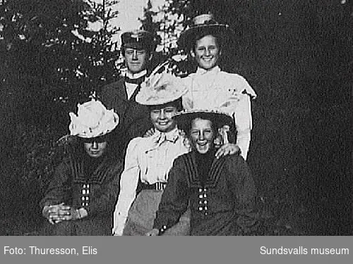 "Söderbaumarna", 1900. Familjen Söderbaum: fru Söderbaum med tre döttrar och en son.