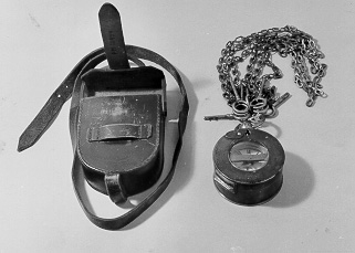 Nyckelkedja med åtta nycklar tillhörande kontrollur för
nattvakt. Ur (PM 10429) och fodral (PM 10430).