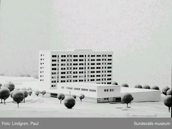 Modell av det blivande Nacksta Centrum med tillhörande flerbostadshus, "Blå huset", 1969.