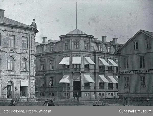 Vängåvan och Hotell Nord (uppfört 1876) mitt i bild, före branden. Wesséns hus till vänster var en av de få byggnader som klarade sig genom branden.
