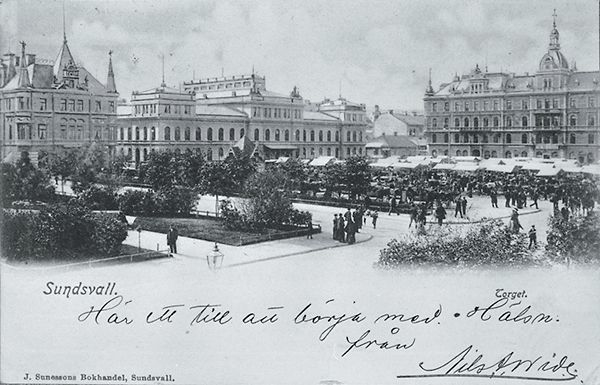 Marknadsbild från Stora torget. Med på bilden Esplanaden, Stadshuset och Hirschska huset. Tryckt text på vykortet "Sundsvall. Torget. J. Sunessons Bokhandel, Sundsvall."