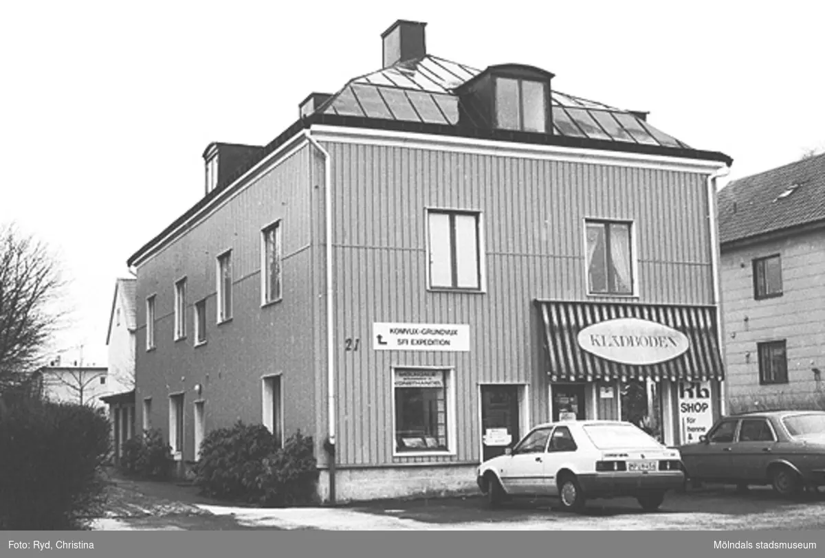 Ett hus på Barnhemsgatan 21 i Broslätt. Klädboden låg till höger. Bilden är tagen under 1990-talet.