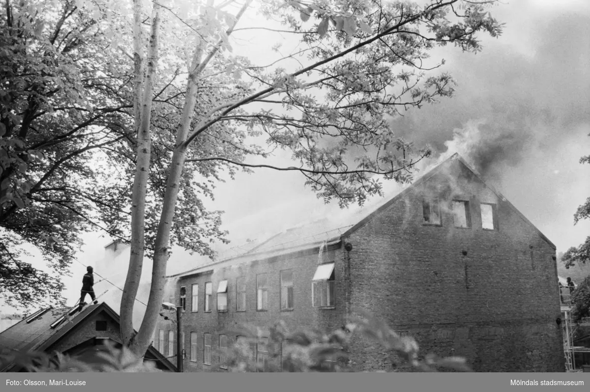 Soab-branden i Stora Götafors den 4 juni 1986. Branden bekämpas från fastigheten mitt emot.
