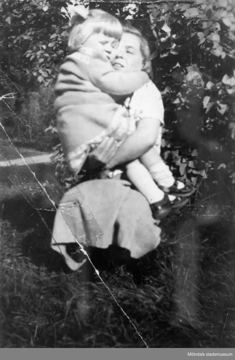 Inga-Lill Lipovsék, 5 år, i famnen på sin mor, år 1952. Inga-Lill bodde på Stretereds vårdhem från två års ålder till vuxen ålder.