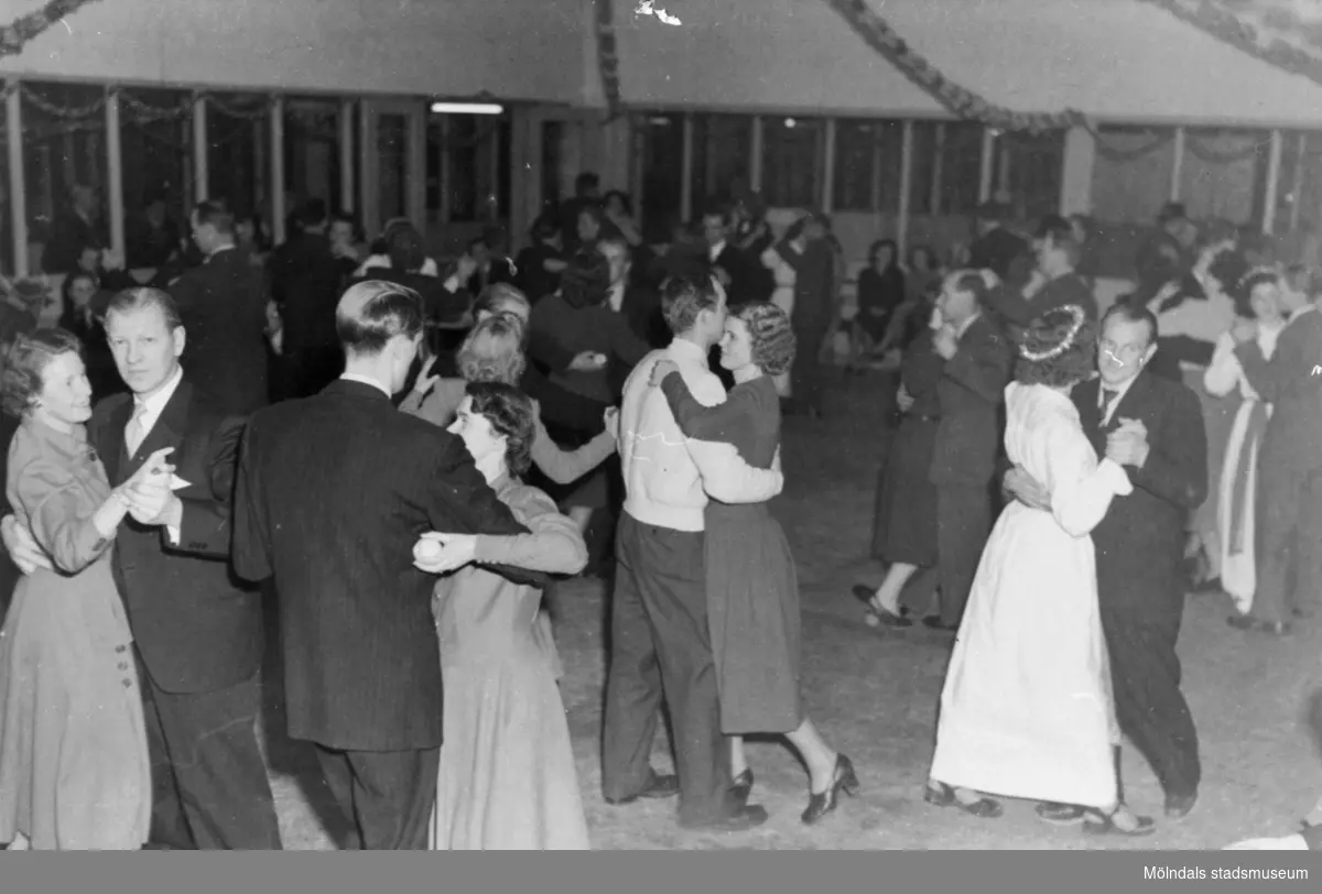 Luciafest på August Werners fabrik 1949. Luciatärnor bland de dansande på dansgolvet.